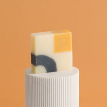 Charger l'image dans la galerie, Savon Surgras Soleil Noir - Fragrance Citron