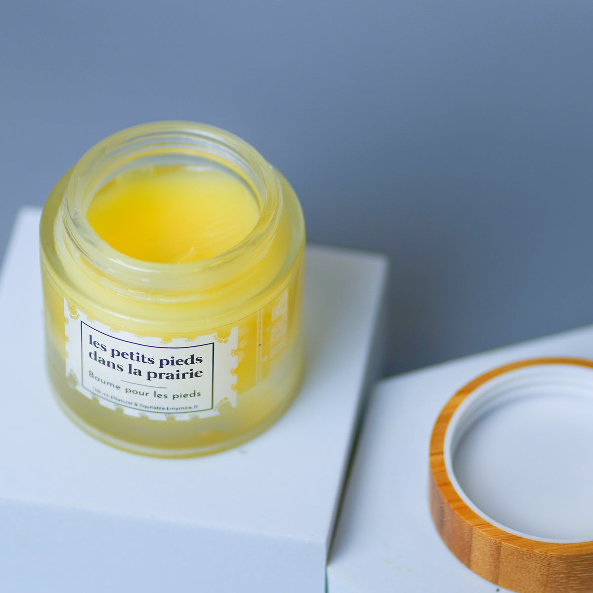 Baume les petits pieds dans la prairie
