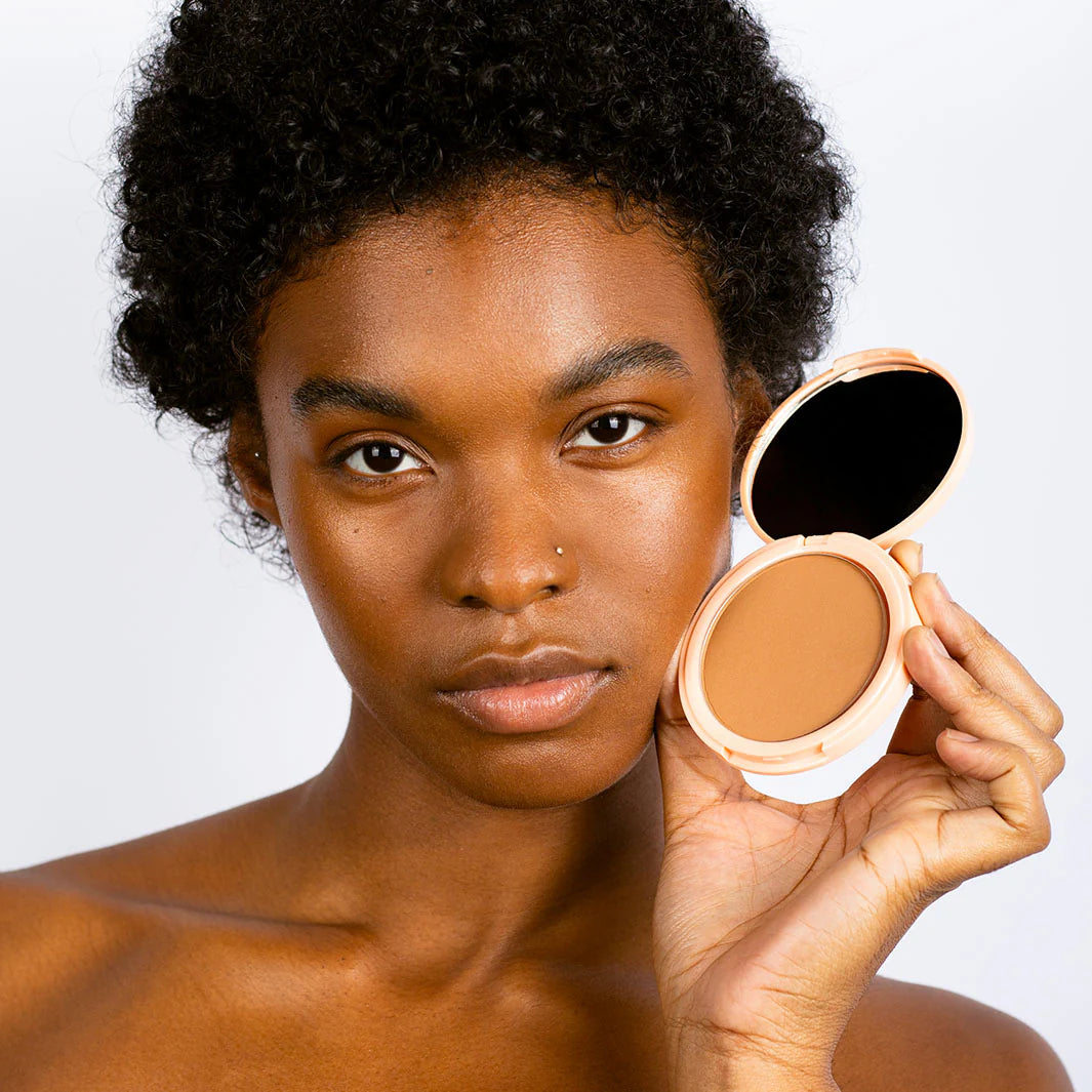 Poudre soin matifiante SPF15, couleur 04 terre de soleil, de la marque La Crique, vendu chez Les Procrastineuses à Tours
