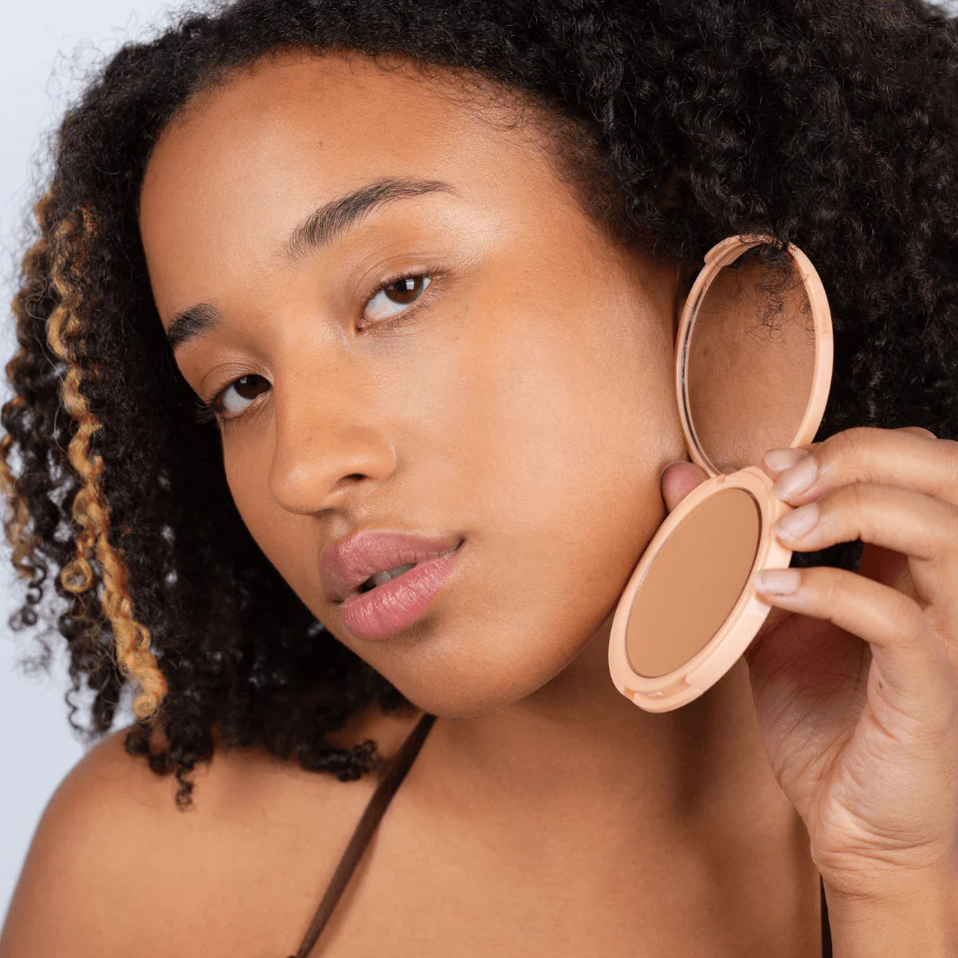 Poudre soin matifiante SPF15, couleur 03 amande douce, de la marque La Crique, vendu chez Les Procrastineuses à Tours